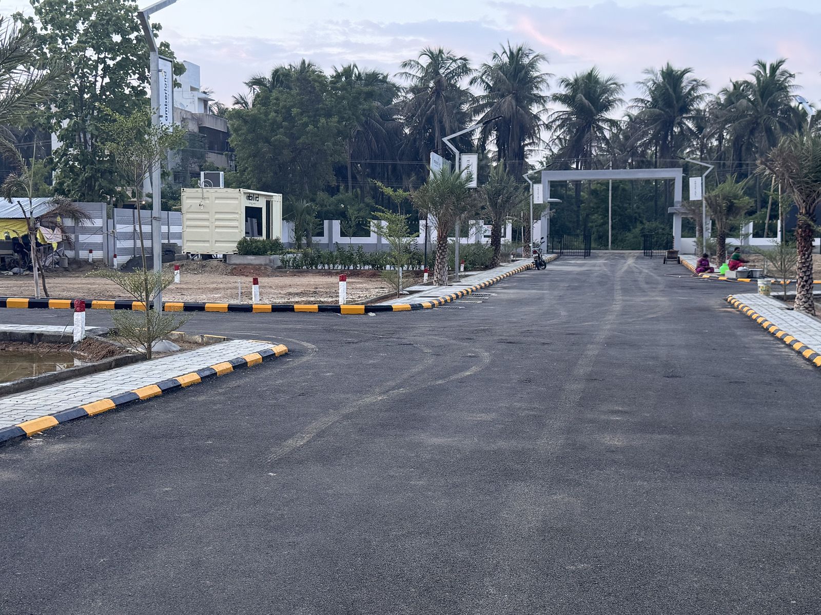 Vismaya, on site &mdash; entrance approach road